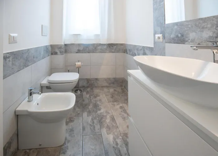 Over Time - Tourist كاتانيا